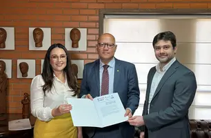 Rejane Dias entrega nota recomendatória à Alepi (Foto: Stefanny Sales / Conecta Piauí)