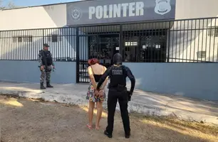 Suspeita presa durante operação (Foto: Reprodução)