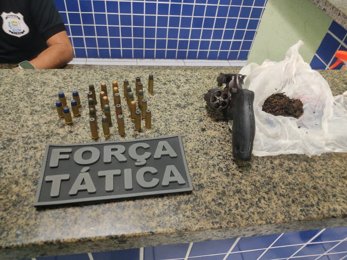 Três homens suspeitos de porte ilegal de arma e corrupção de menores são presos