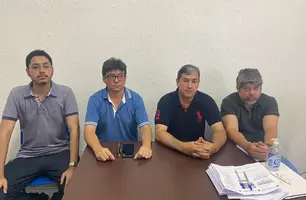 Vasconcelo Pinheiro (o terceiro da esquerda para a direita, de camisa preta) — Foto: Arquivo pessoal (Foto: Reprodução)