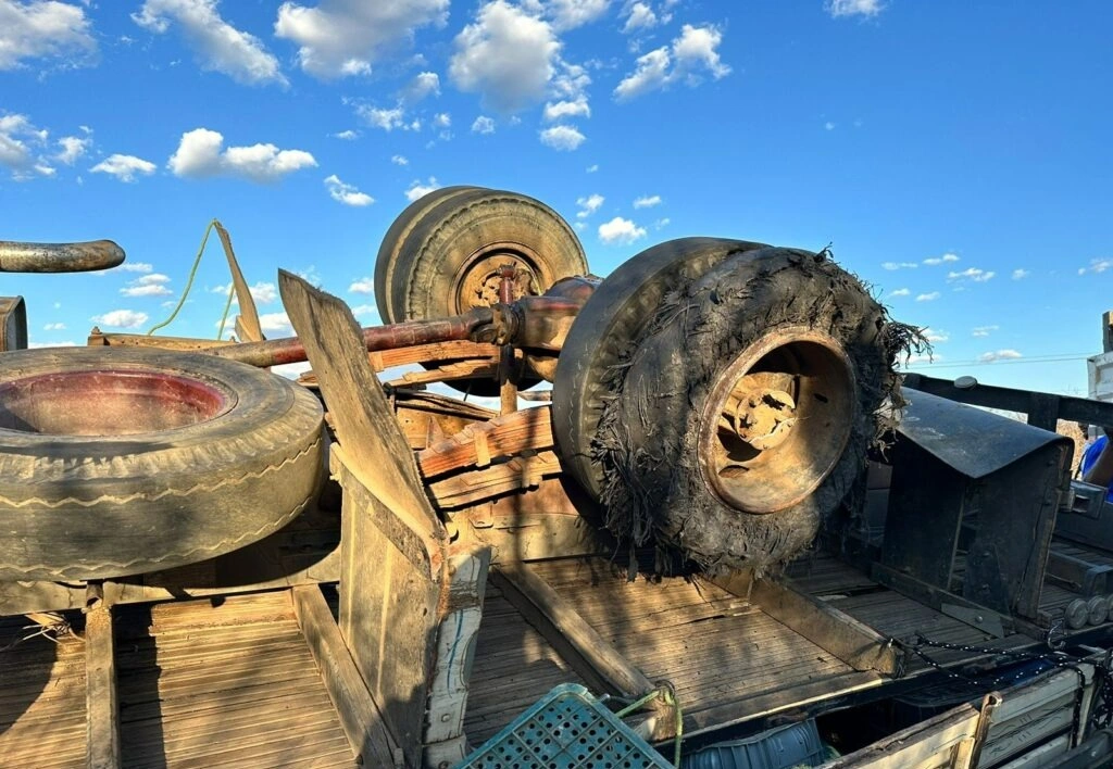 Veículo tombou na BR-407