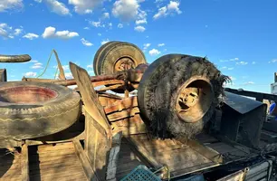 Veículo tombou na BR-407 (Foto: Reprodução / Cidades na Net)