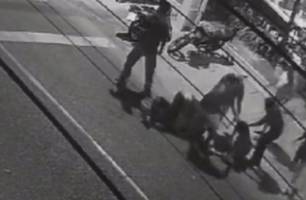 Vídeo mostra a agressão sofrida por Arthur (Foto: Reprodução) Vídeo mostra a agressão sofrida por Arthur (Foto: Reprodução)
