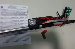 Arma de fogo artesanal deixada para trás pela dupla (Foto: Reprodução)