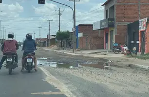 Buracos em avenida importante na zona Norte de Teresina diversos transtornos (Foto: Jhone Sousa / Conecta Piauí)