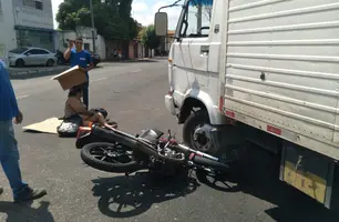 Caminhão colide com motocicleta e deixa mulher ferida (Foto: Josué Melo / Conecta Piauí)