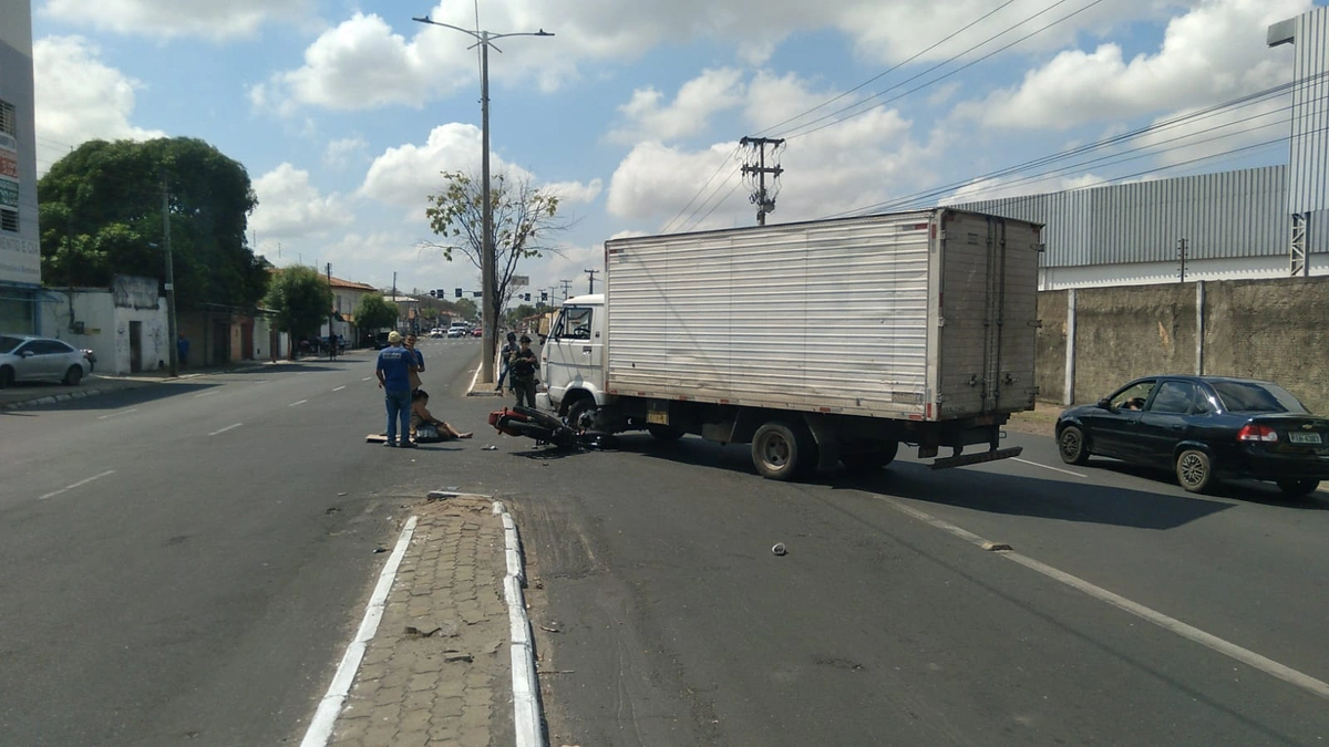 Caminhão colide com motocicleta e deixa mulher ferida