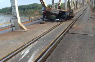 Carro capota na Ponte Metálica (Foto: Reprodução)