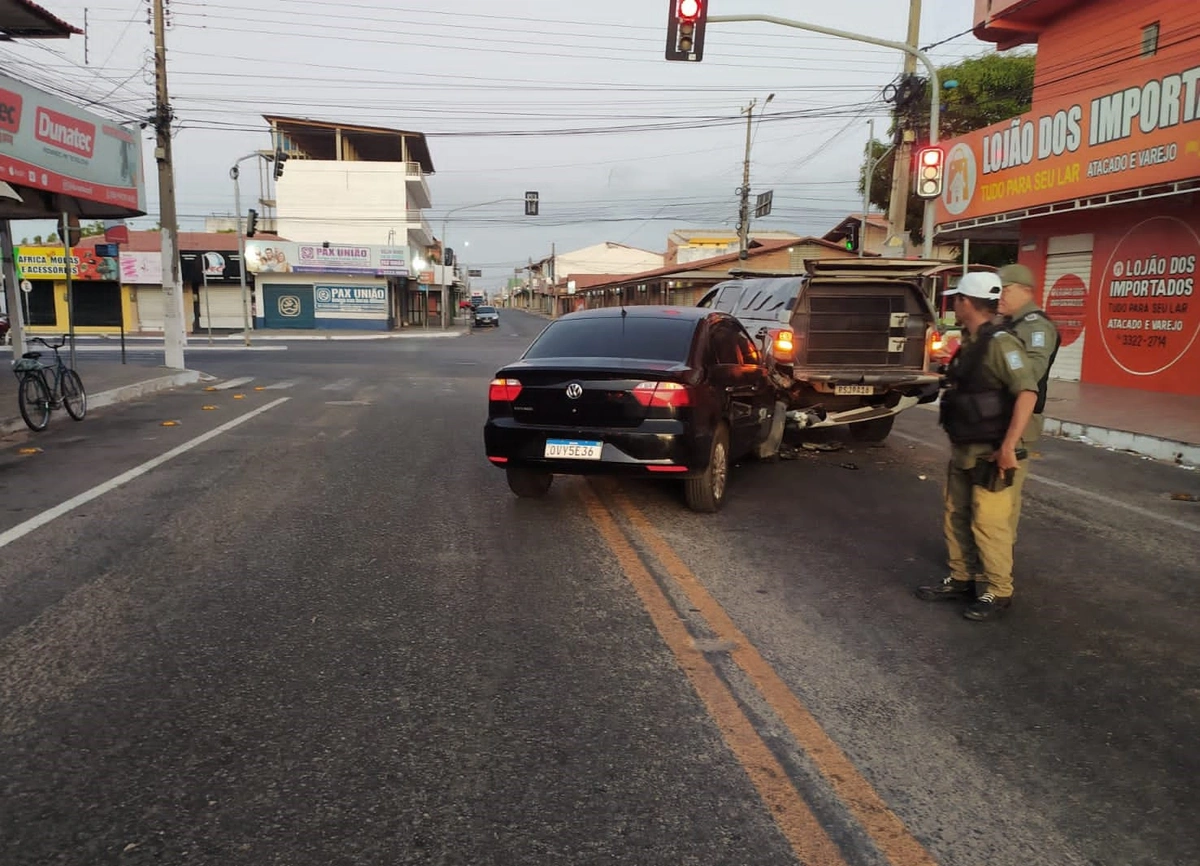 Carro colide contra viatura parada em sinal de Parnaíba
