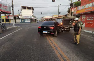 Carro colide contra viatura parada em sinal de Parnaíba (Foto: Divulgação)