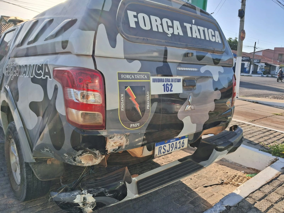 Carro colide contra viatura parada em sinal de Parnaíba