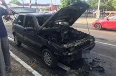 Carro fica completamente destruído após pegar fogo em avenida de Teresina
