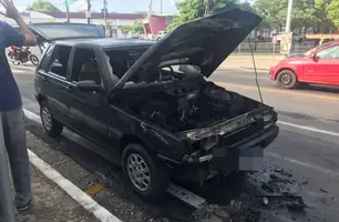 Carro pega fogo e fica completamente destruído (Foto: Gabriel Prado / Conecta Piauí)