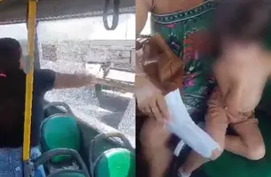 Criança passa mal com calor, motorista não abre janelas e mãe quebra vidro de ônibus (Foto: Reprodução/X)