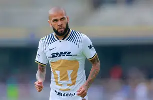 Daniel Alves em ação com a camisa do Pumas, do México (Foto: Getty Images)