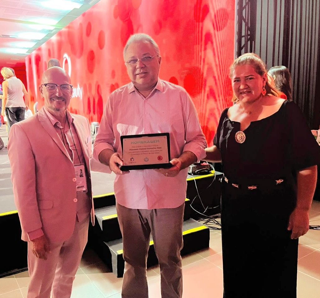 Deputado Florentino Neto recebe homenagem durante evento em Fortaleza