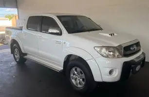 Hilux SW4 SRV 4x4 do ano de 2011 da cor branca (Foto: Reprodução)