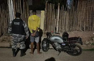 Homem é preso 'empinando moto' roubada na zona Leste de Teresina (Foto: Divulgação)