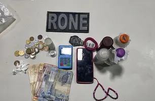 Homem tenta se esconder por trás de 'galho de árvore' é preso com drogas (Foto: Divulgação)