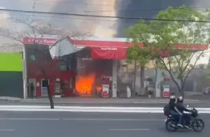 Incêndio ao lado de posto de combustíveis causa pânico na zona Sul de Teresina (Foto: Reprodução)