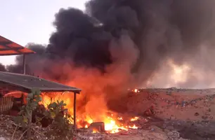 Incêndio no lixão de Parnaíba (Foto: Reprodução)