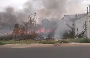 Incêndio por pouco não atinge sede de partido em Timon (Foto: Reprodução)