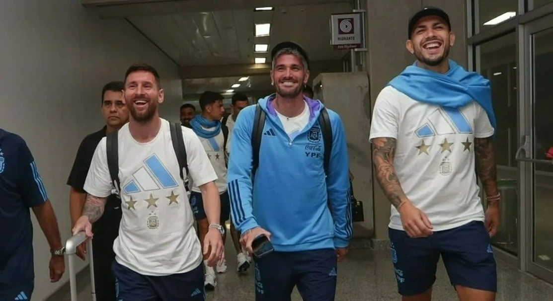 Messi, De Paul e Paredes, no desembarque da seleção argentina no Rio de Janeiro