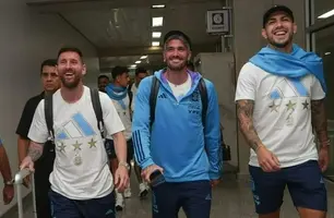 Messi, De Paul e Paredes, no desembarque da seleção argentina no Rio de Janeiro (Foto: Reprodução)