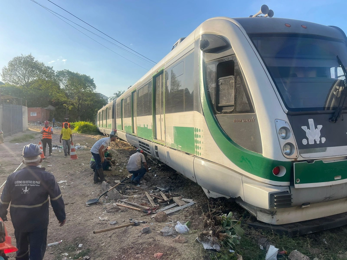 Metrô descarrila com mais de 300 passageiros a bordo na zona Sul de Teresina