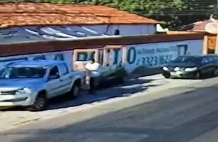 Momento que o trailer é roubado (Foto: Reprodução)