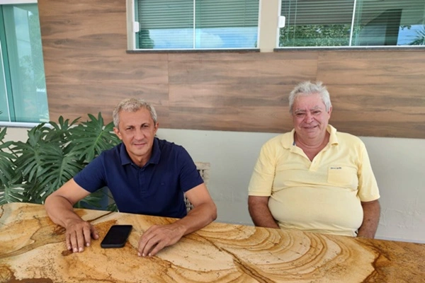 Nonatinho Medeiros (camisa azul) ao lado do prefeito Ferdinando Coutinho