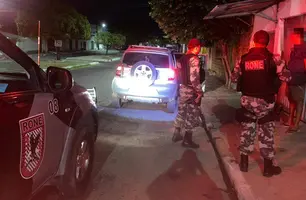 Polícia prende casal com arma e drogas (Foto: Reprodução)