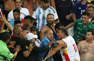 Torcedores entram em confronto antes de Brasil e Argentina (Foto: Reuters / Sergio Moraes)