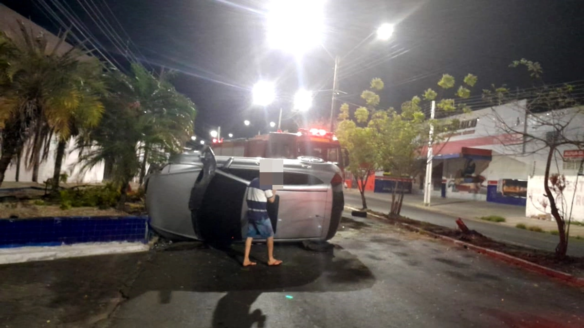 Veículo tombou na avenida
