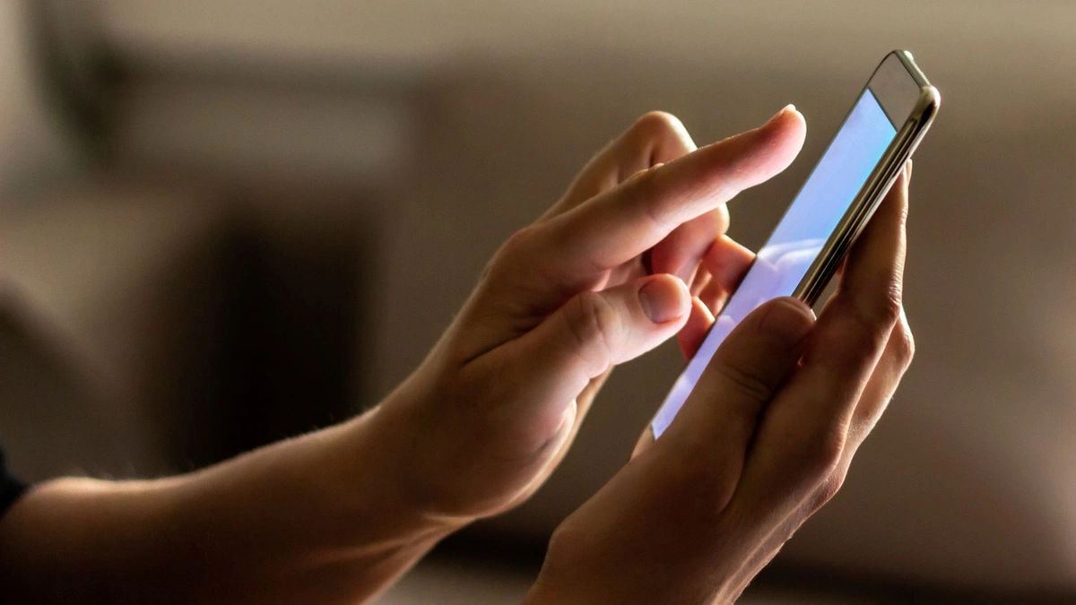 Adolescentes criam e espalham 'fake nudes' de colegas; Justiça investiga
