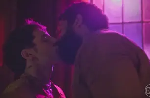 Beijo entre Kelvin e Ramiro (Foto: Reprodução)