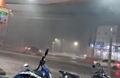 Chuva com ventos fortes causam destruição em Teresina
