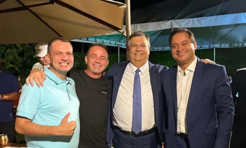 Da esquerda para a direita: Fernando Pessoa (prefeito de Tuntun), Erlânio Xavier (prefeito de Igarapé Grande), Flávio Dino e Weverton Rocha, durante jantar na noite de ontem após a votação no senado