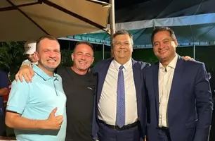 Da esquerda para a direita: Fernando Pessoa (prefeito de Tuntun), Erlânio Xavier (prefeito de Igarapé Grande), Flávio Dino e Weverton Rocha, durante jantar na noite de ontem após a votação no senado (Foto: Reprodução)