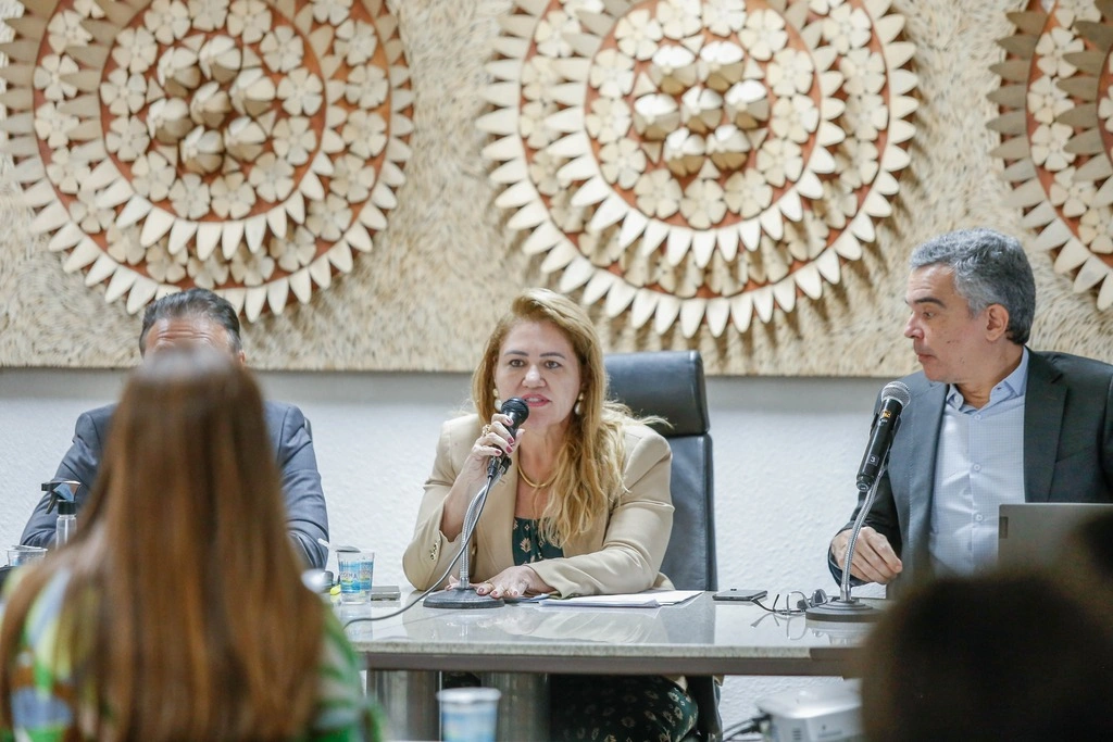 Deputada estadual Simone Pereira e secretario Washington Bonfim