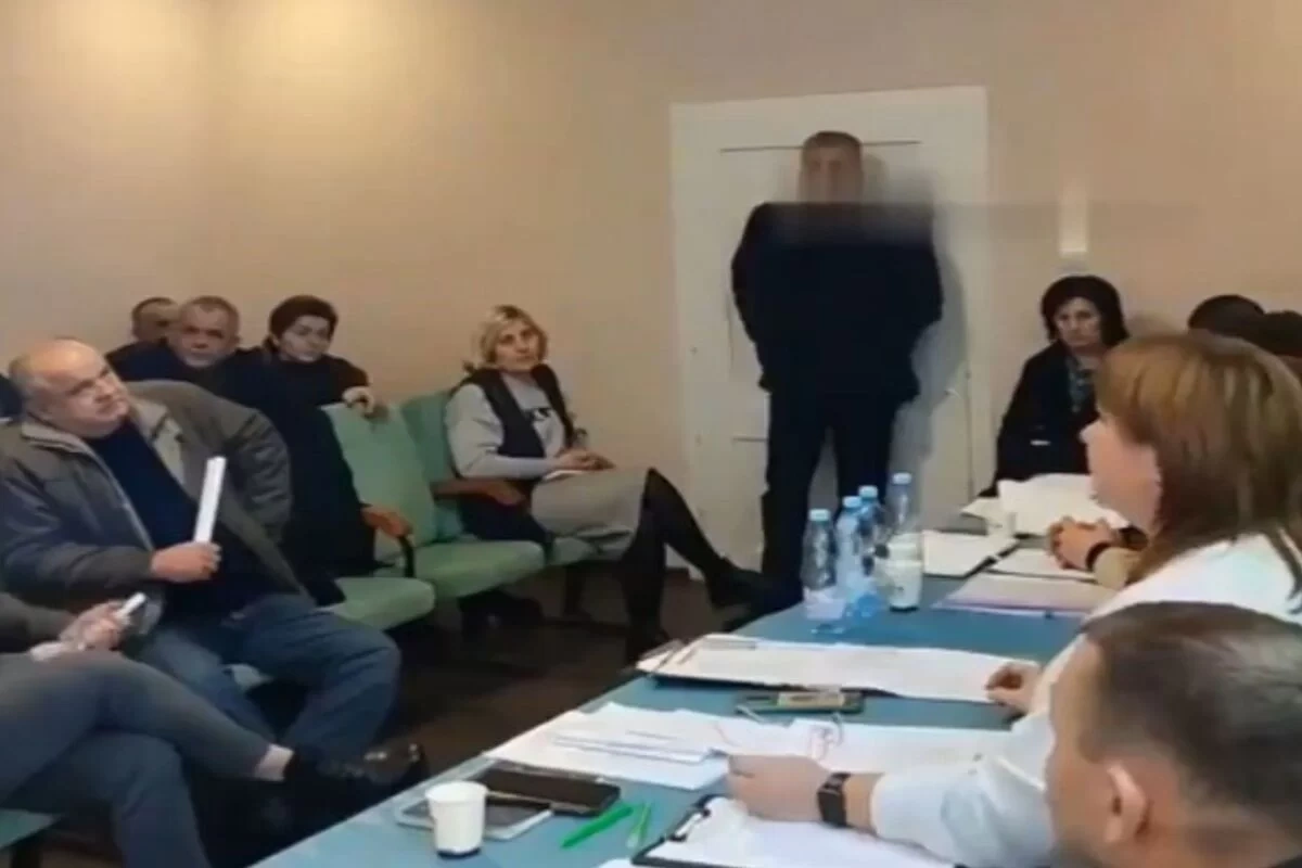 Deputado ucraniano atira granadas em reunião com porta fechada