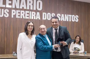 Desembargador José Ribamar Oliveira recebe Medalha do Mérito Legislativo em Monsenhor Gil (Foto: Mikeias di Mattos | Conecta Piauí)