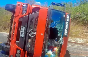 Família fica ferida após caminhão capotar em ladeira no Piauí (Foto: Reprodução/Cidades na Net)