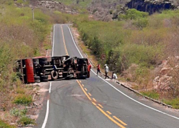 Família fica ferida após caminhão capotar em ladeira no Piauí