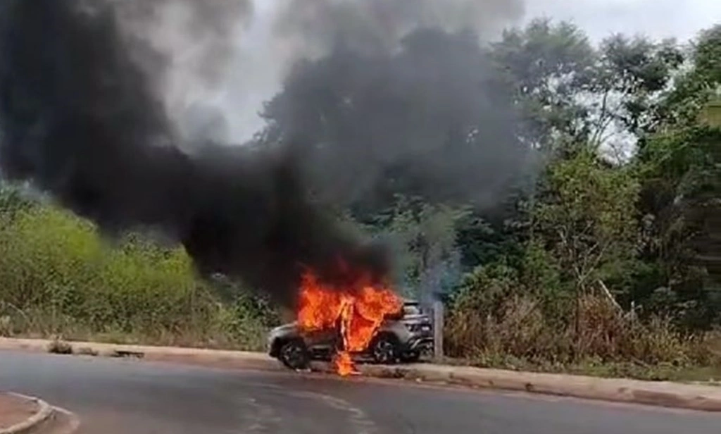 Familiares queimaram o carro