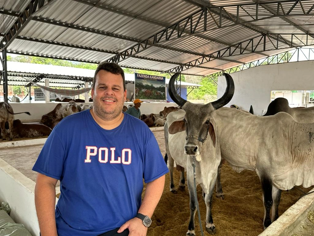Fazenda Mata Velha se destaca com força do rebanho leiteiro na Expoapi 2023