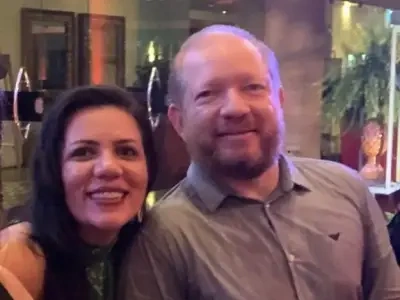 Flávia Alves com o irmão, Othelino Neto