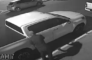 Foi filmado : Hilux é aberta e roubada na praça São José em Timon (Foto: Reprodução)