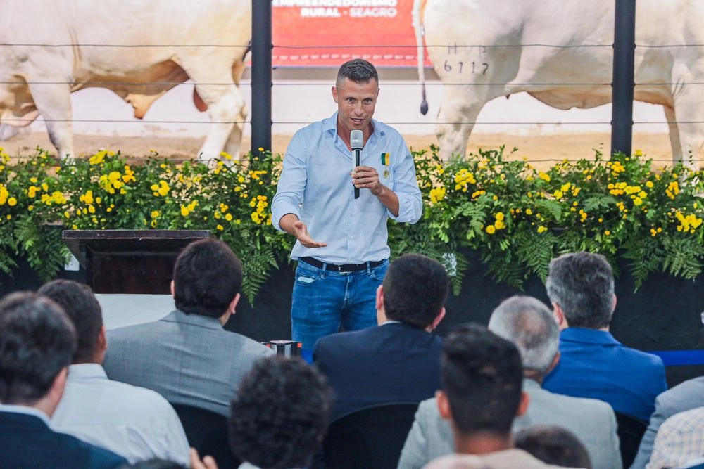 Governador entrega medalhas e R$ 450 mil para 41 famílias de produtores rurais