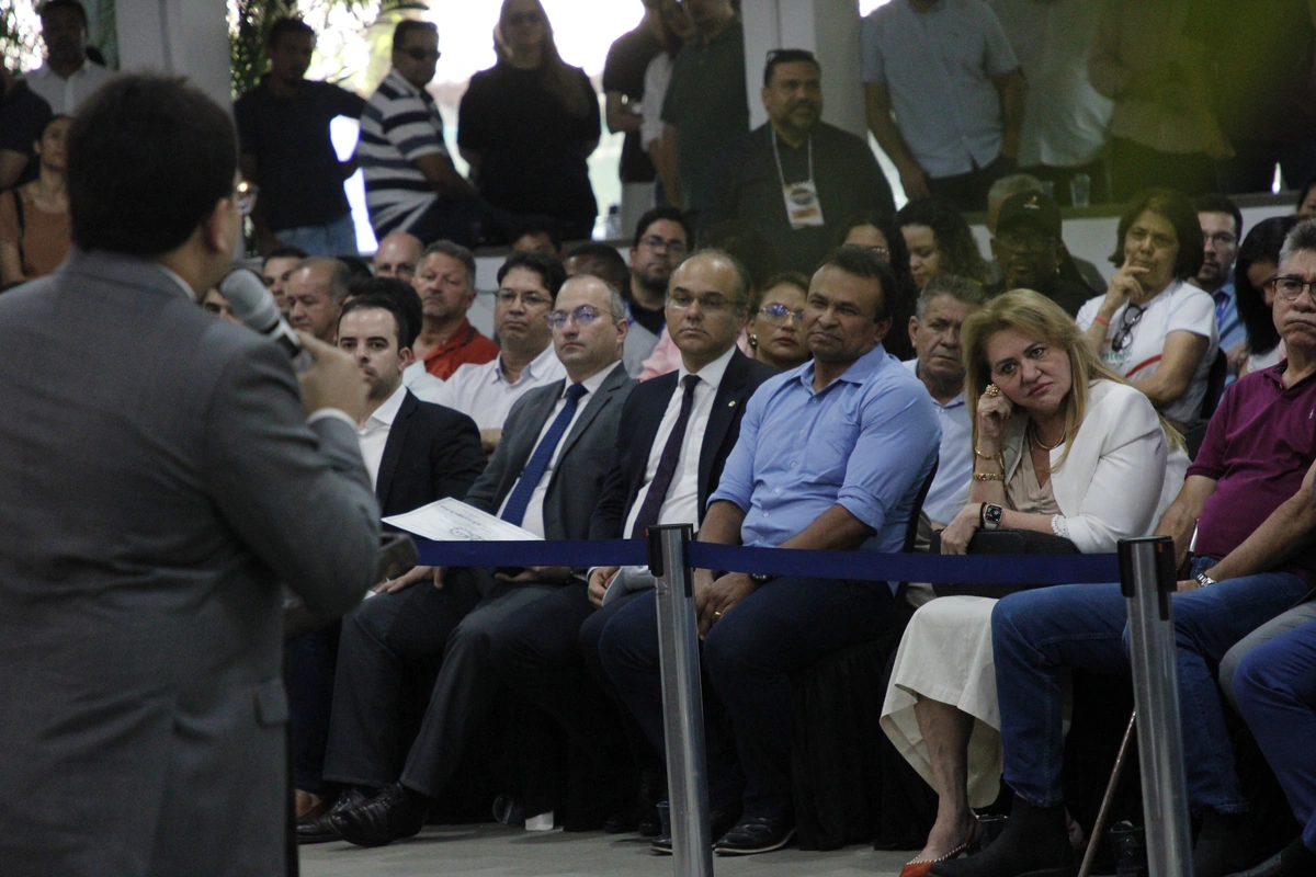 Governador entrega medalhas e R$ 450 mil para 41 famílias de produtores rurais